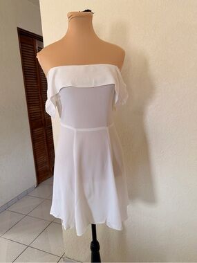 Reformation white off the shoulders mini dress with ruffle sleeves detail